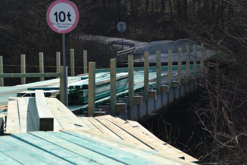 Trwa remont drewnianego mostu na Potoku Bielańskim na...