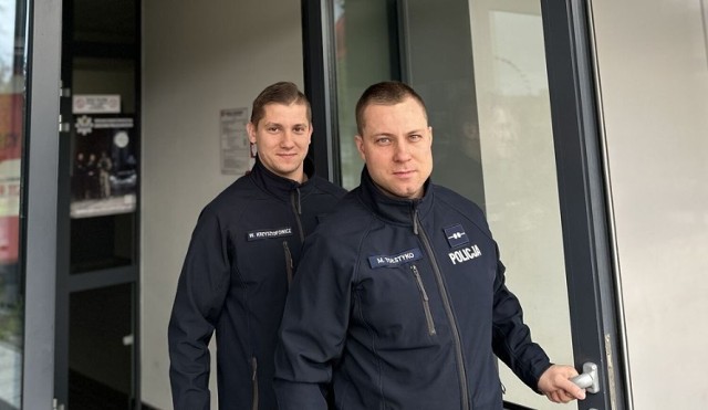 Podczas cięcia drewna odrąbał sobie palce. Policjanci eskortowali rannego 48-latka z Gdańska do szpitala