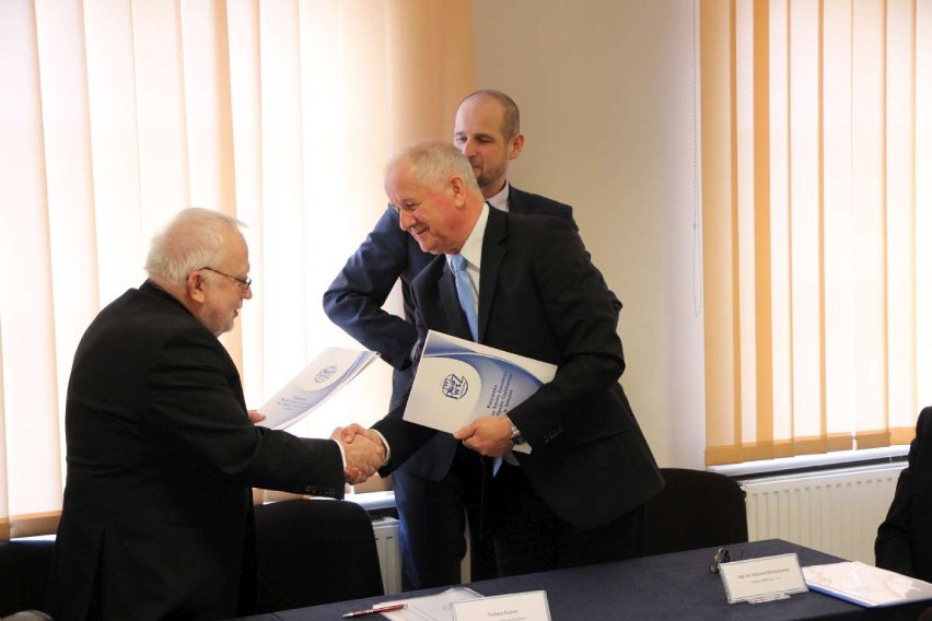 Podpisanie umowy między PWSZ w Gnieźnie a URBIS