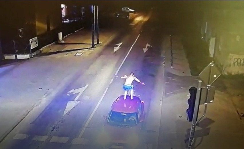 Pijany wandal skakał po dachu auta w Łodzi. Uszkodził dwa samochody na Bałutach