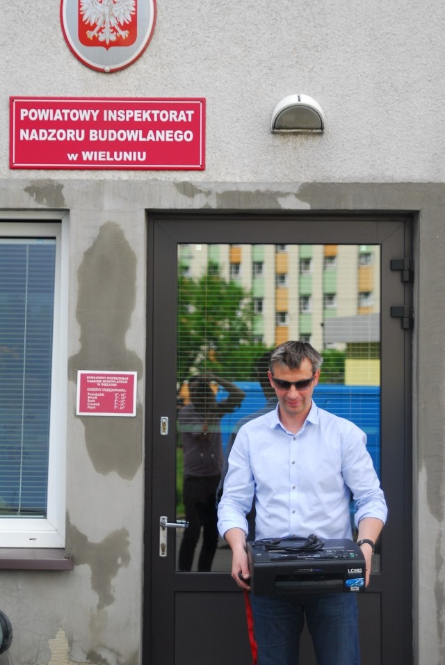 Krzysztof Gagatek ze Stowarzyszenia Zielone Płuca Wielunia przybył do nadzoru budowlanego z własnym sprzętem, by wykonać kopie akt postępowania, którego jest stroną