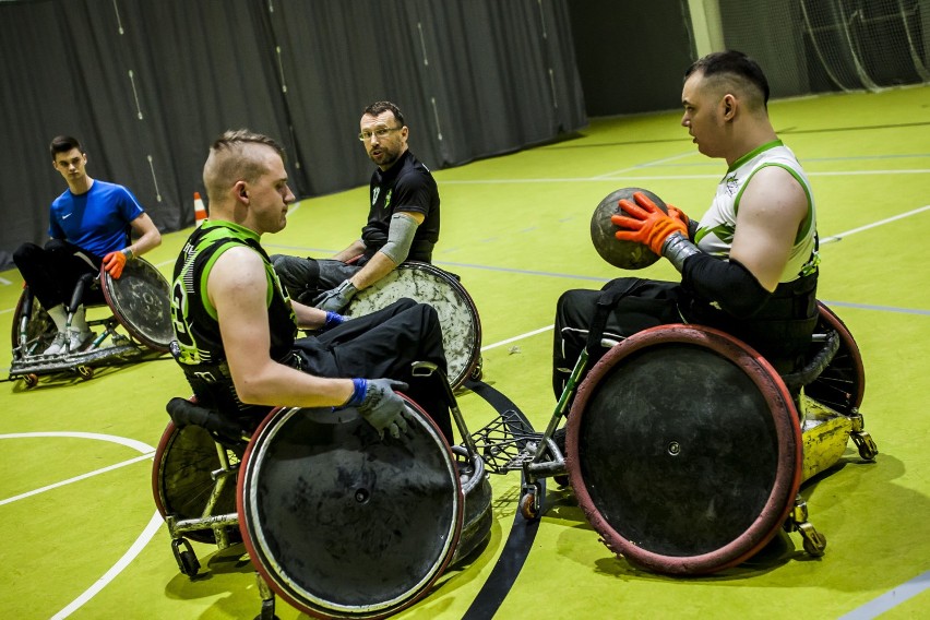 Rugby na wózkach. Udowodniają, że życie na wózku to nie...