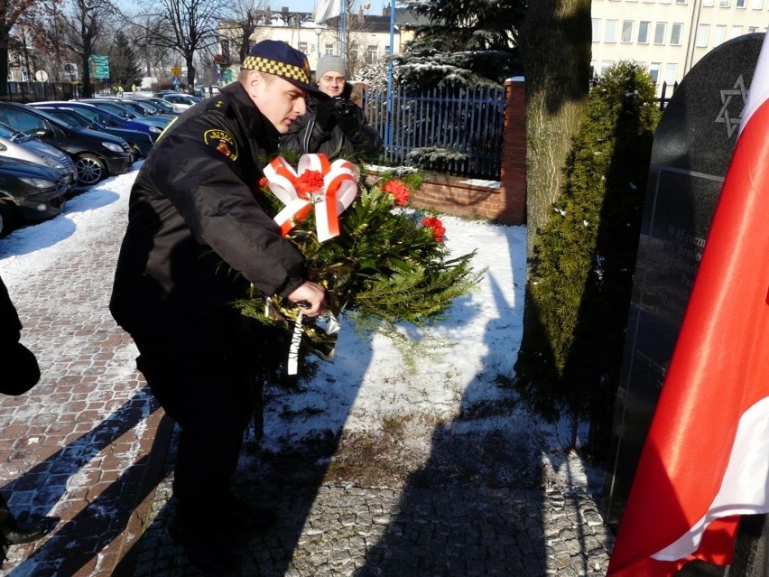 Kwiaty w Dniu Pamięci o Ofiarach Holokaustu