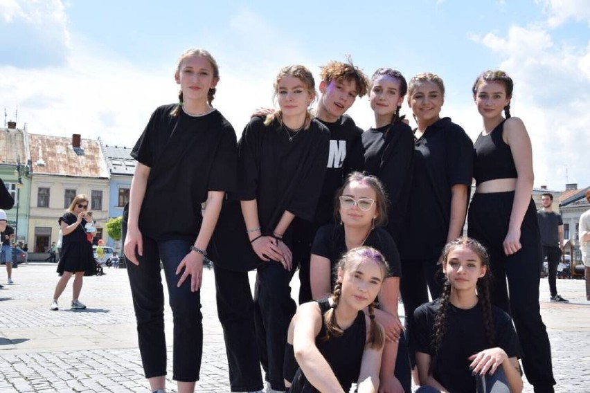 Nowy Sącz. Powstał klip z akcji Jerusalem Dance Challenge. Sądeczanie tańczyli, by okazać solidarność w walce z COVID-19