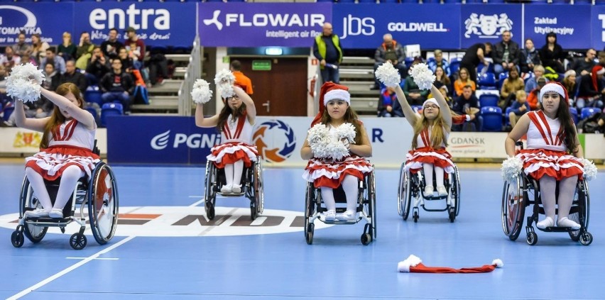 Cheerleaderki na wózkach podczas meczu drużyn Torus Wybrzeże...