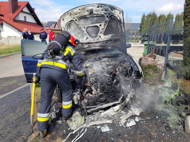 Przy Skrzyszowskiej w Jastrzębiu-Zdroju płonął samochód. Na miejsce wezwano strażaków