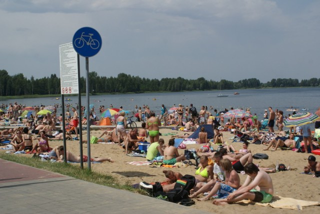 W wakacyjne weekendy nad Pogorią III wypoczywają tysiące plażowiczów