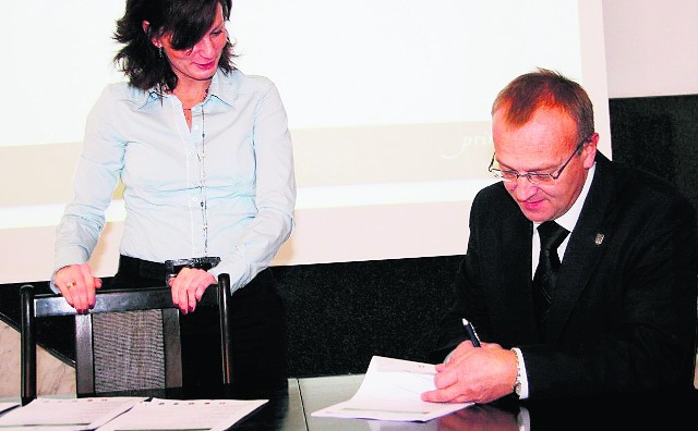 Burmistrz Dariusz Rzepka podpisuje umowę na szkolenia