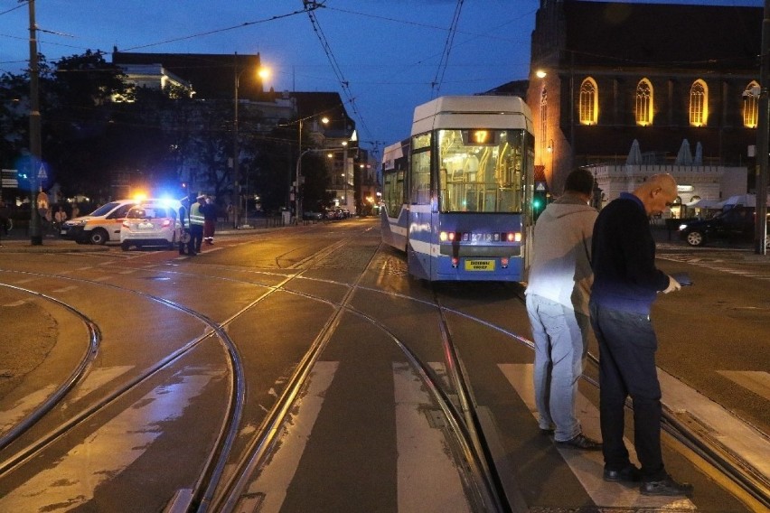 Na Świdnickiej koło Renomy wykoleił się tramwaj [ZDJĘCIA]