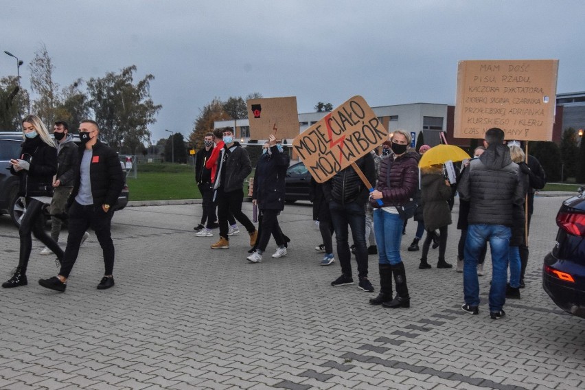 Strajk Kobiet w Kaźmierzu. Poszli na spacer - ku zdrowotności. I w obronie wolności! [ZDJĘCIA]