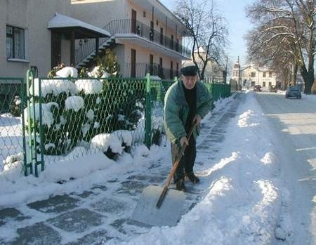 Mirosław Radomski żali się, że musi dwukrotnie sprzątać śnieg z chodnika przy posesji. Fot. Roman Kościelniak