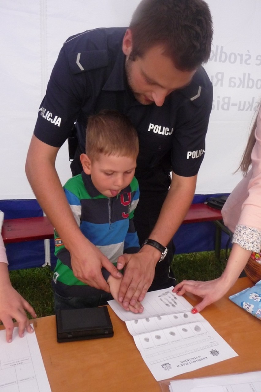 Bezpieczny Dzień Dziecka w Chybiu - policjanci uczyli najmłodszych