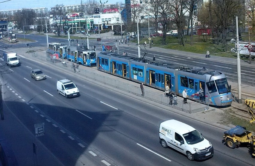 Wrocław: Wykolejenie tramwaju na ul. Legnickiej. Tramwaje do centrum stoją w korku (ZDJĘCIA)