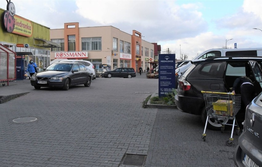 Punkt pobierania wymazów przy centrum handlowym na osiedlu Barwinek w Kielcach budzi kontrowersje: "To wylęgarnia wirusa"