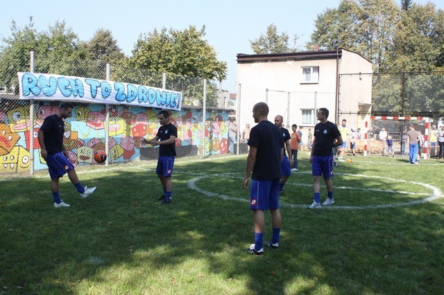 Piłkarze Ruchu Chorzów otworzyli boisko przy Ośrodku Usług Opiekuńczo-Wychowawczych w Zawierciu
