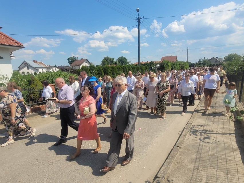 Ulicami Nowych Polaszek przeszła procesja Bożego Ciała. To...