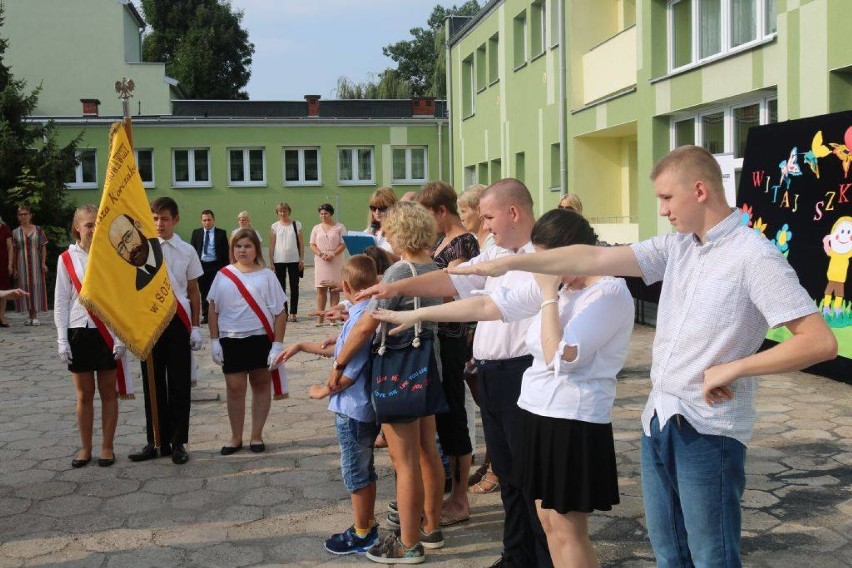 Uczniowie i nauczyciele Specjalnego Ośrodka Szkolno-Wychowawczego w Sokółce zainaugurowali rok szkolny (zdjęcia) 