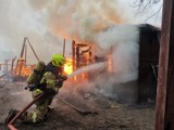 Gmina Gomunice: Pożar drewnianego budynku w Paciorkowiźnie. 80 tys. zł strat [ZDJĘCIA]