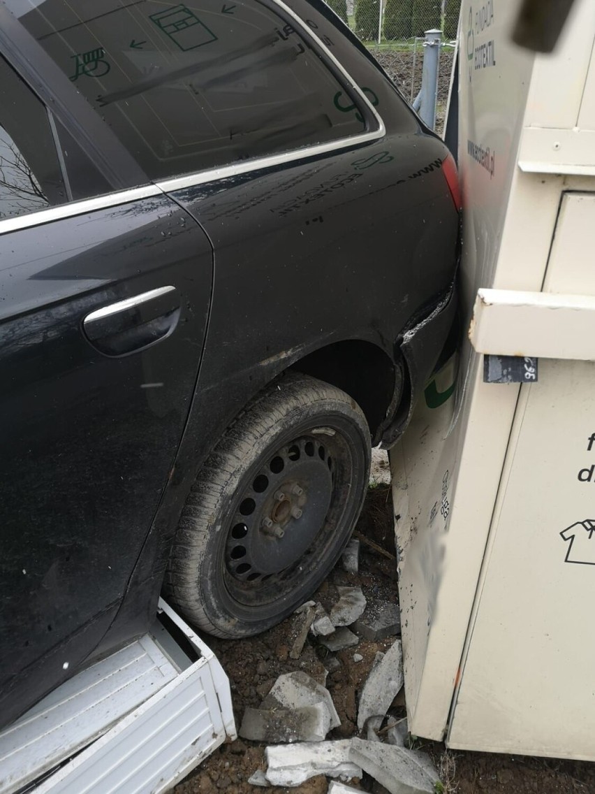 Żurawica. Pijany kierowca audi uszkodził metalowy kontener z odzieżą używaną i skrzynkę elektryczną [ZDJĘCIA]