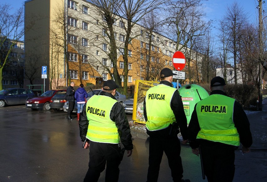 Policja w gotowości  przed blokiem matki Mariusza...