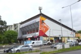 Gigantyczny, neonowy koszykarz zawiśnie na hali sportowej w Kielcach
