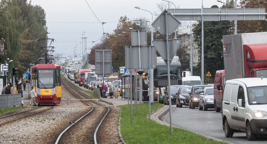 Zderzenie tramwaju z ciężarówką na Limanowskiego