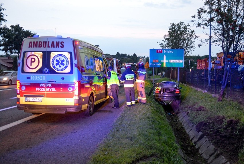 Na zakręcie w Żurawicy BMW wypadło z drogi. W środku były 4 osoby w tym dzieci [ZDJĘCIA]