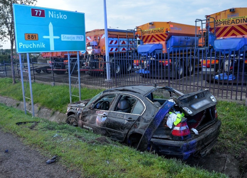 Na zakręcie w Żurawicy BMW wypadło z drogi. W środku były 4 osoby w tym dzieci [ZDJĘCIA]