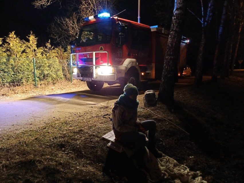 Szczeniaczek uratowany przez strażaków w Ligocie w gminie Widawa. Utknął w rurze ZDJĘCIA