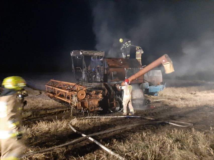 Spłonął kombajn pod Mieściskiem. Strażacy walczyli aby ogień nie zniszczył także upraw i lasu