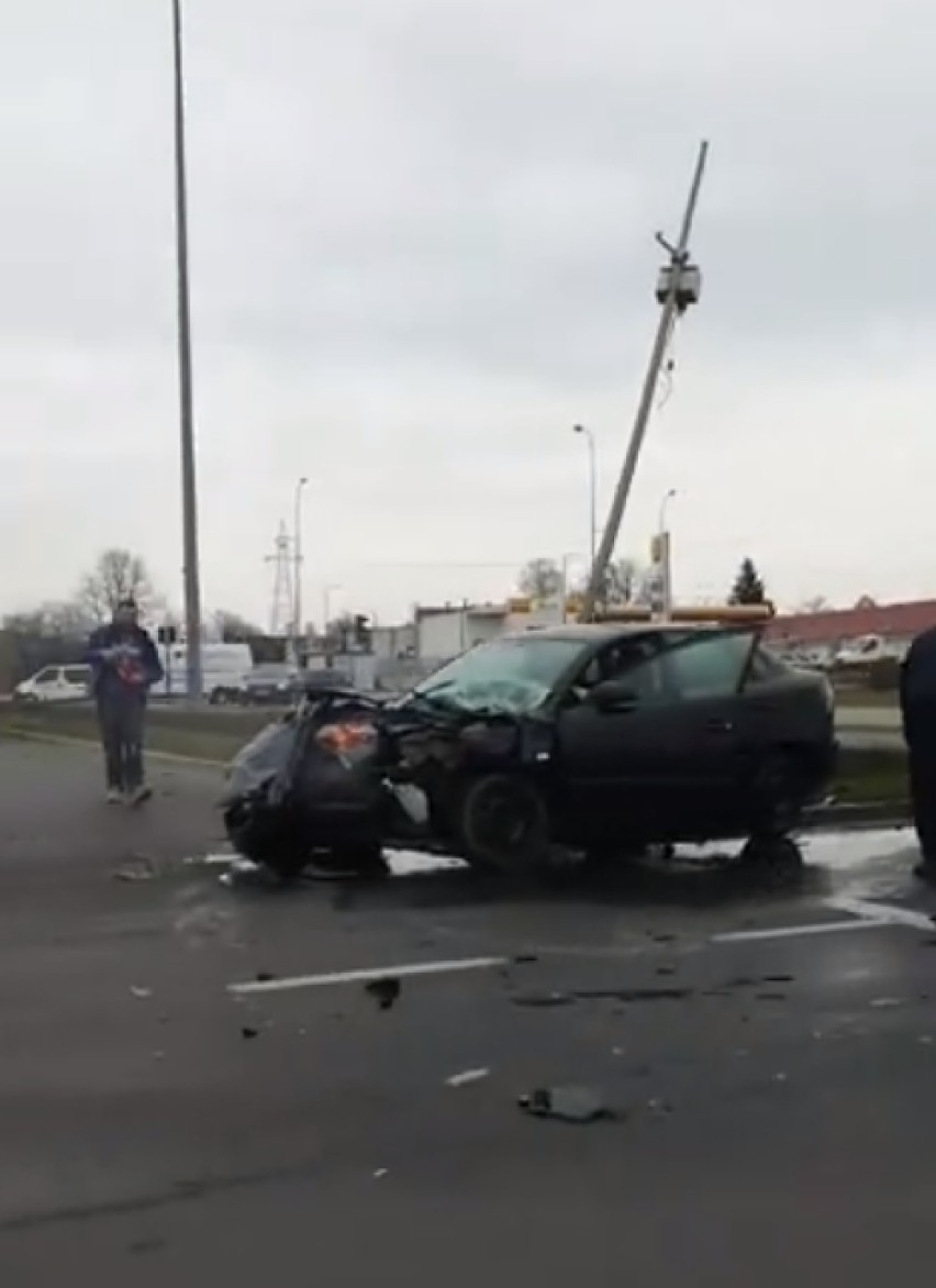 Białystok. Wypadek w rejonie skrzyżowania Branickiego i Miłosza. Dostawczak przewrócił się na bok po zderzeniu z seatem [ZDJĘCIA]