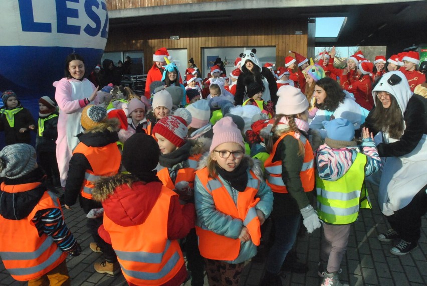 LESZNO. Ubieranie choinki przy lodowisku z przedszkolakami,...