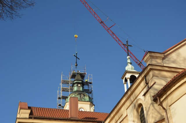 Odnowiony krzyż wrócił na szczyt wieży bazyliki w Zduńskiej Woli