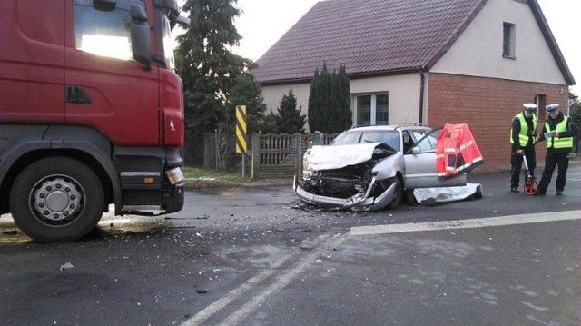 We wtorek rano miał miejsce śmiertelny wypadek w Chojniku, na trasie krajowej nr 25 pomiędzy Ostrowem Wielkopolskim a Oleśnicą. Zginął 56-letni kierowca volkswagena passata.

ZOBACZ WIĘCEJ: Śmiertelny wypadek w Chojniku [ZDJĘCIA]