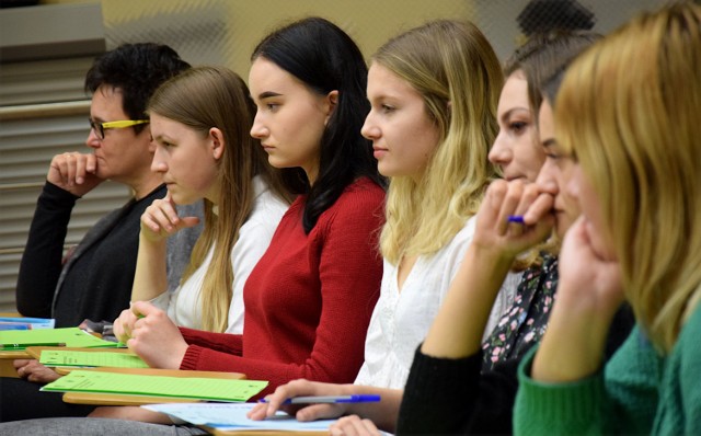 Organizatorami potyczek ortograficznych są: Powiat Jarosławski, Zespół Szkół Ekonomicznych i Ogólnokształcących w Jarosławiu oraz Wojewódzka Biblioteka Publiczna Filia w Jarosławiu. A partenarmi UM Jarosław, Państwowa Wyższa Szkoła Techniczno-Ekonomiczna w Jarosławiu oraz Uniwersytet Rzeszowski.