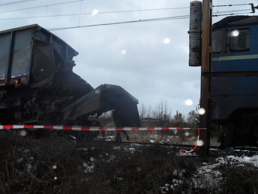 Zderzenie pociągów w Myszkowie. Utrudnienia potrwają również w sobotę [ZDJĘCIA]