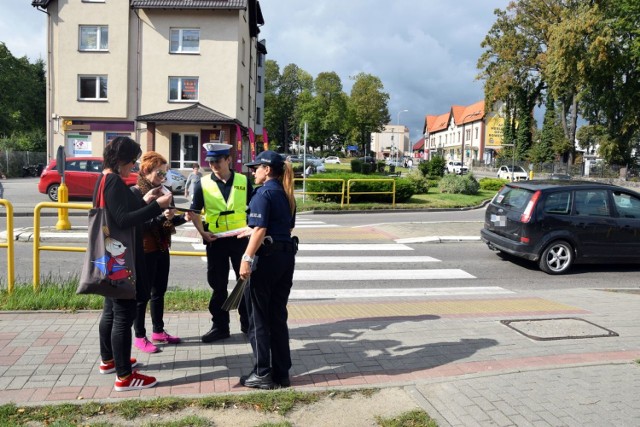 „Świeć przykładem” policjanci z KPP w Pucku apelują, by nosić odblaski, zdj. il. 2019