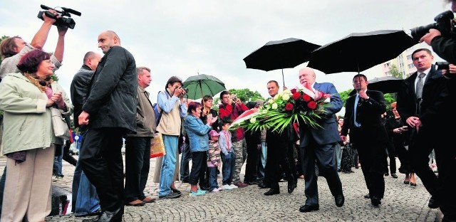 Pierwszy przywódca Solidarności Lech Wałęsa złożył kwiaty pod pomnikiem Poległych Stoczniowców jedynie w towarzystwie premiera Donalda Tuska