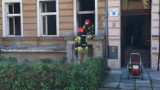 Pożar mieszkania w budynku przy ulicy kard. Bolesława Kominka w Legnicy, zdjęcia
