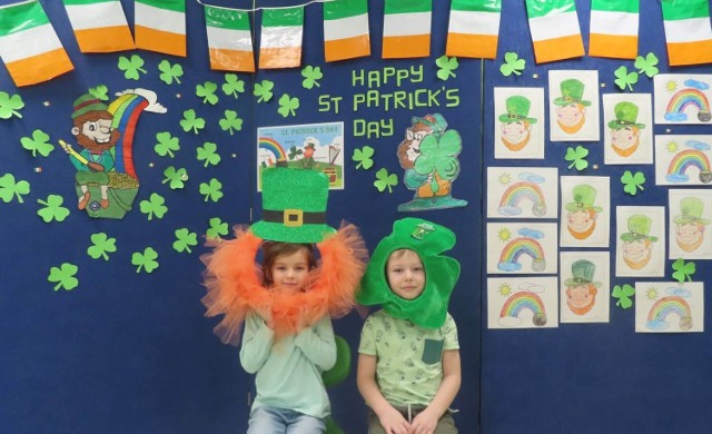 Dzieci z zachwytem robiły sobie zdjęcia z koniczynką na głowie i przebraniu za irlandzikiego skrzata.