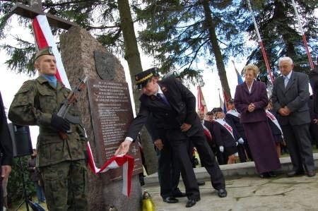 Pod pomnikiem Celników Polskich w Malborku Kałdowie. Janina Wasielewska jest synową Ignacego Wasielewskiego (w tle także jego rodzina). Ten inspektor celny 1 września '39 roku został w Szymankowie zabity przez hitlerowców ok. godz. 4.30. Fot. ANNA ARENT