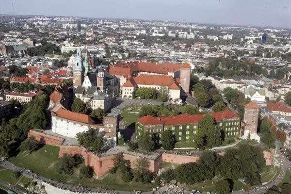 WAWEL
-&nbsp;bilety (do komnat królewskich, smoczej jamy, dzwonu Zygmunta, grobów królewskich i na "Damę z łasiczką"): 55 zł (bilet normalny), 33 zł (bilet ulgowy)
-&nbsp;parking Na Groblach: ok. 56 zł za 8 godz. (7,50 zł za pierwszą godz., za każdą kolejną 7 zł)
-&nbsp;posiłek: ok. 30 zł za osobę
W sumie cena dla czteroosobowej rodziny: ok. 352 zł