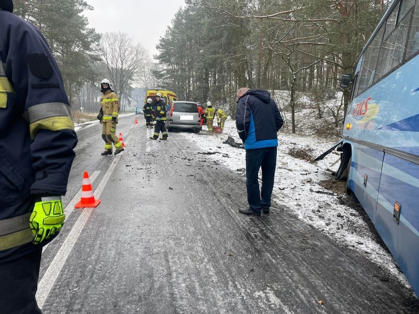Zderzenie samochodu osobowego z autobusem PKS w Sobiesękach. Jedna osoba trafiła do szpitala. ZDJĘCIA