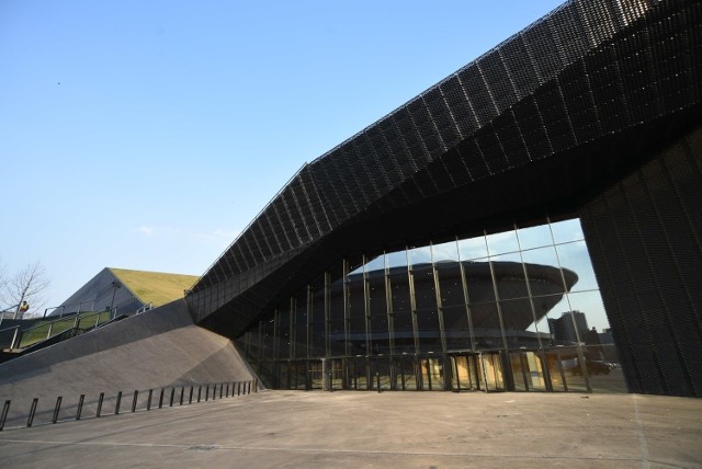 Międzynarodowe Centrum Kongresowe w Katowicach zostało wybrane na urządzenie szpitala polowego dla osób chorychna COViD-19 i ciężko przechodzących zakażenie koronawirusem. To w tym miejscu wcześniej odbywały się targi, wystawy oraz imprezy kulturalne i biznesowe.

Zobacz kolejne zdjęcia. Przesuwaj zdjęcia w prawo - naciśnij strzałkę lub przycisk NASTĘPNE