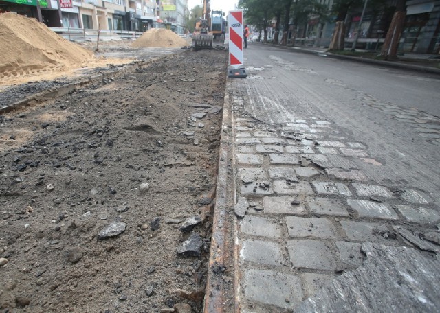 Rozkopana Aleja Wojska Polskiego ukazała historyczne torowisko tramwajowe