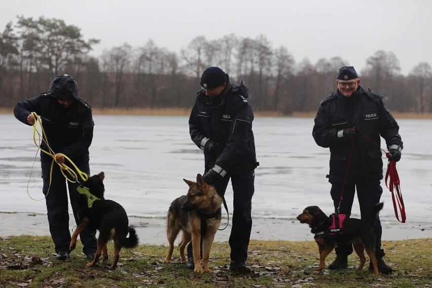 Olecko: Policjanci kupili karmę zwierzętom ze schroniska i uczestniczyli we wspólnym spacerze