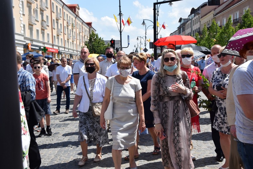 W promieniach słońca przeszła miejska procesja...