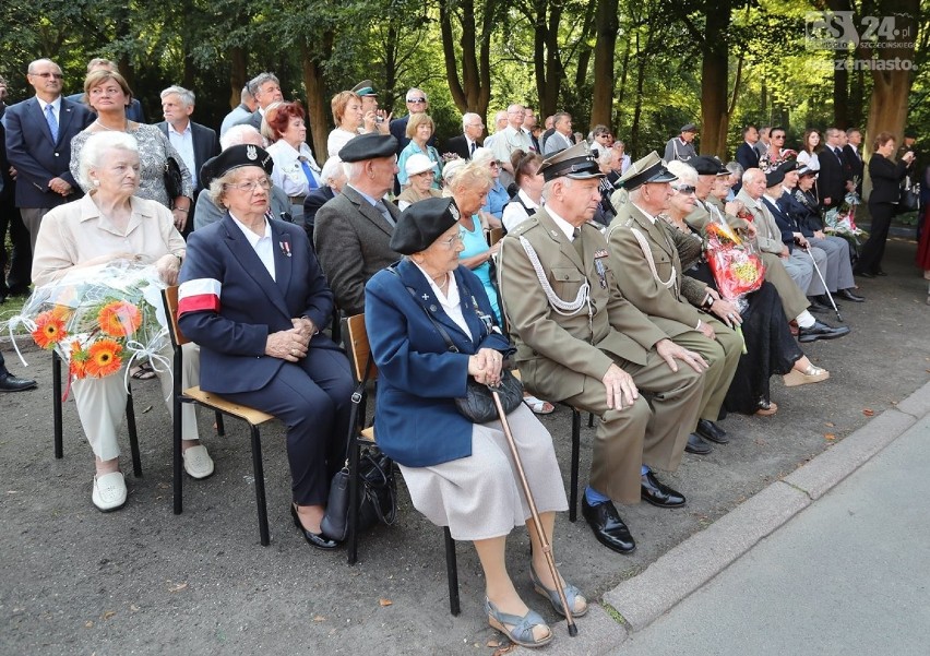 77. rocznica wybuchu II wojny światowej. Przed obeliskiem...