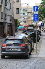 Koniec z parkowaniem na chodnikach? Ministerstwo odpowiada na medialne doniesienia