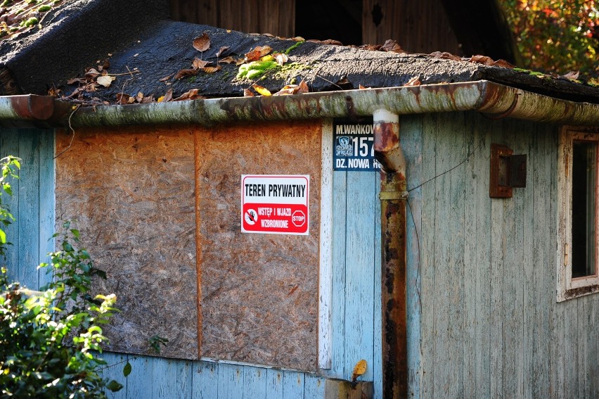 Wiejskie chaty w Nowej Hucie przy ul. Wańkowicza. Skansen "Branice" ma ocalić wiekowe budynki od zapomnienia